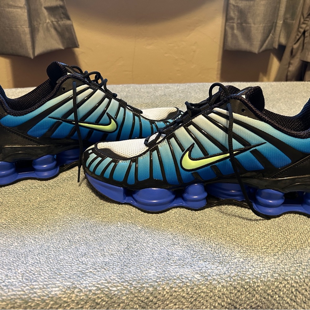 NWOT Nike Shox Vapor Green and Racer Blue Sneakers